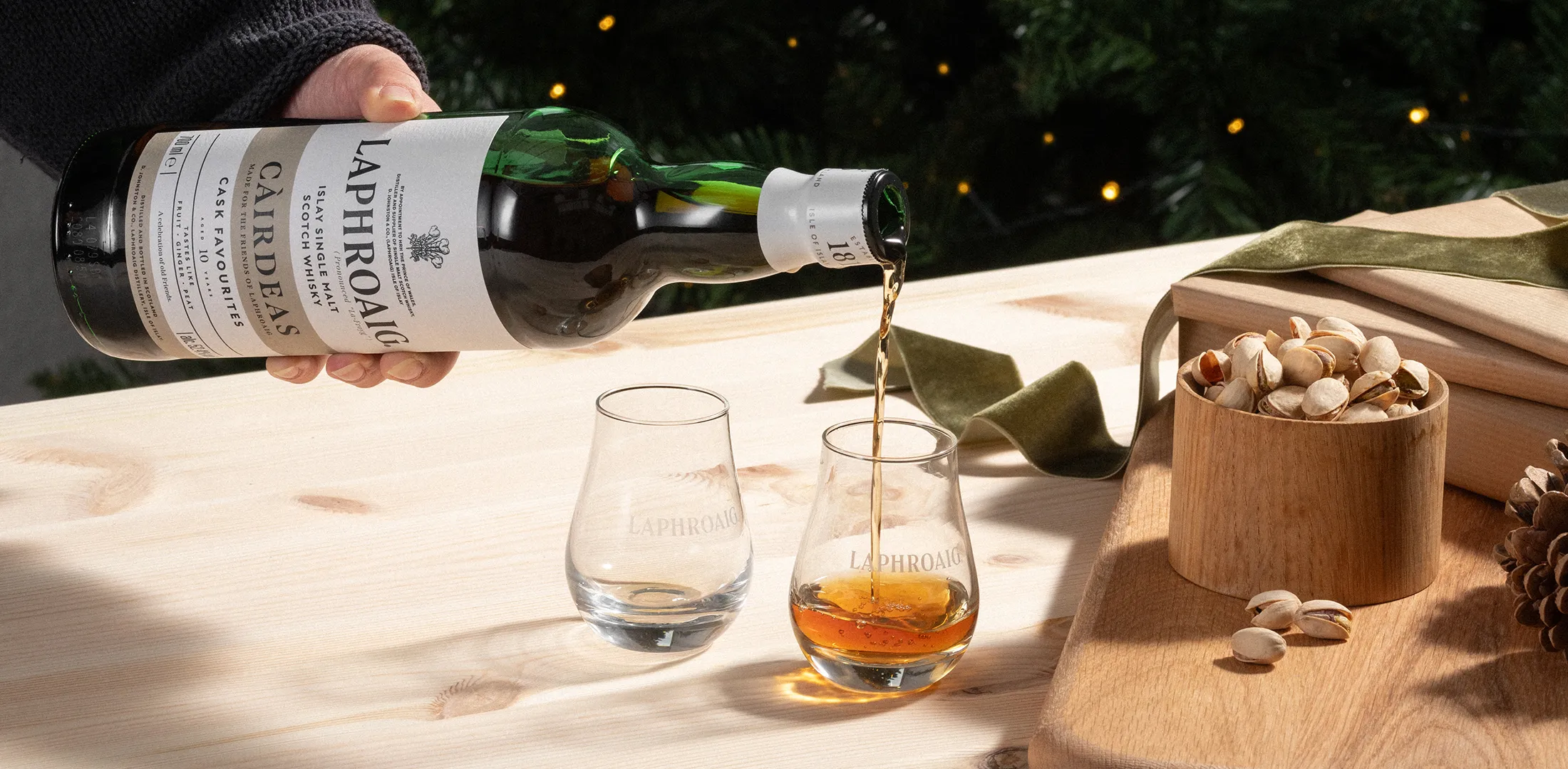 Cairdeas_Festive_Gift_Guide_Pouring_Laphroaig